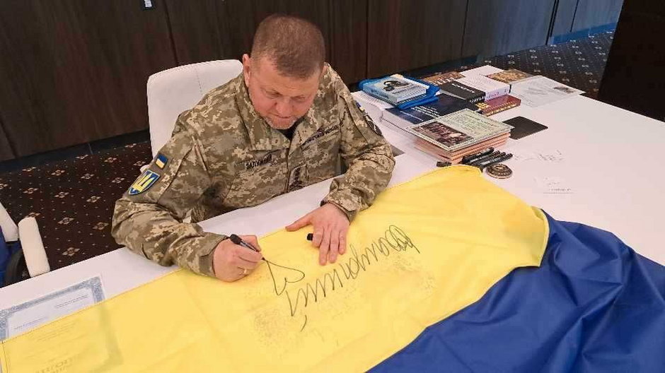 Generał Wałerij Załużny podpisuje flagę Ukrainy dla Fundacji Gremi Personal