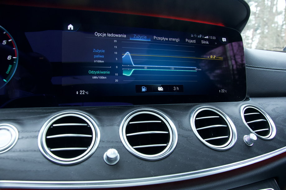 Mercedes odrobił lekcje pod względem prezentacji danych na temat ekojazdy. Ten, kto chce dowiedzieć się szczegółów na temat zużycia energii i paliwa, efektywności wykorzystania obu napędów, znajdzie liczby i wykresy, zarówno na wyświetlaczu za kierownicą, głównym ekranie, jak i w aplikacji na smartfony. 