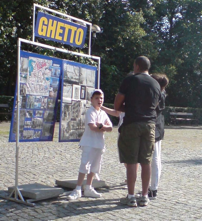 Dzieci Madonny odwiedziły teren getta. Foto