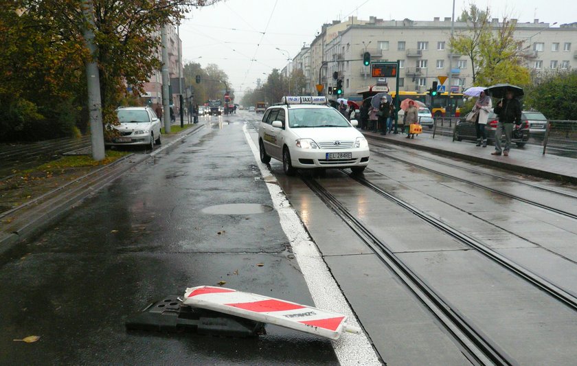 Zarząd Dróg i Transportu w Łodzi łatanie dziur zastępuje stawianiem słupków. W lato ZDiT obiecał, że będzie inaczej. Nic się nie zmieniło