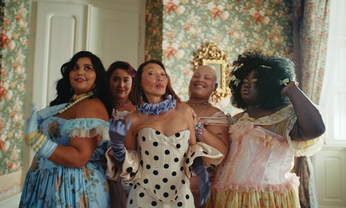 Dove we współpracy z serialem Netflixa i Shondaland “Bridgertonowie” w kampanii „Let Them Talk”.