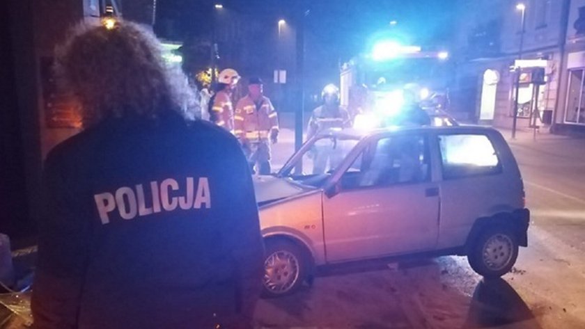 Brawurowa jazda samochodem cinquecento zakończona na ścianie kamienicy w Radomsku. Kierowca był totalnie pijany