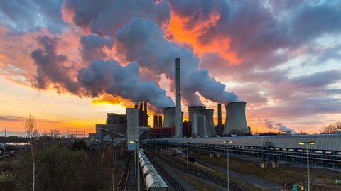 Wzrost praw do CO2 postawił polskie elektrownie pod ścianą. Teraz muszą ograniczać produkcję z węgla. Mniej CO2 emitują już Niemcy.