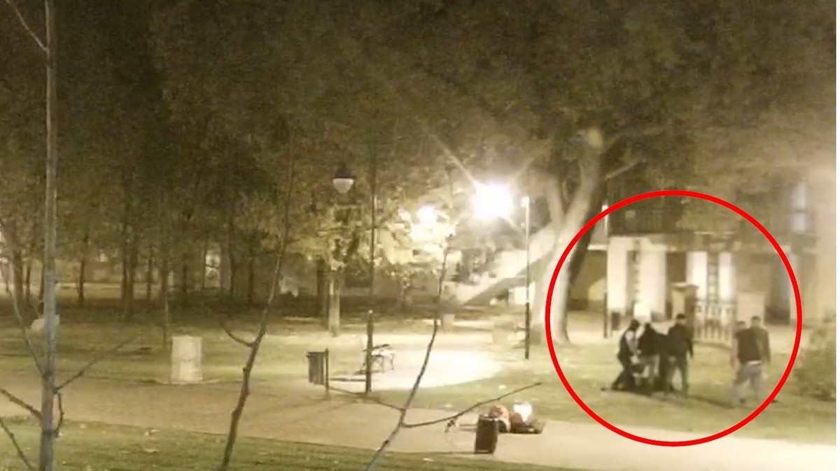 Egy ötfős banda rontott neki egy vitatkozó párosnak: eszelős módon ütötték-verték őket minden ok nélkül – videó