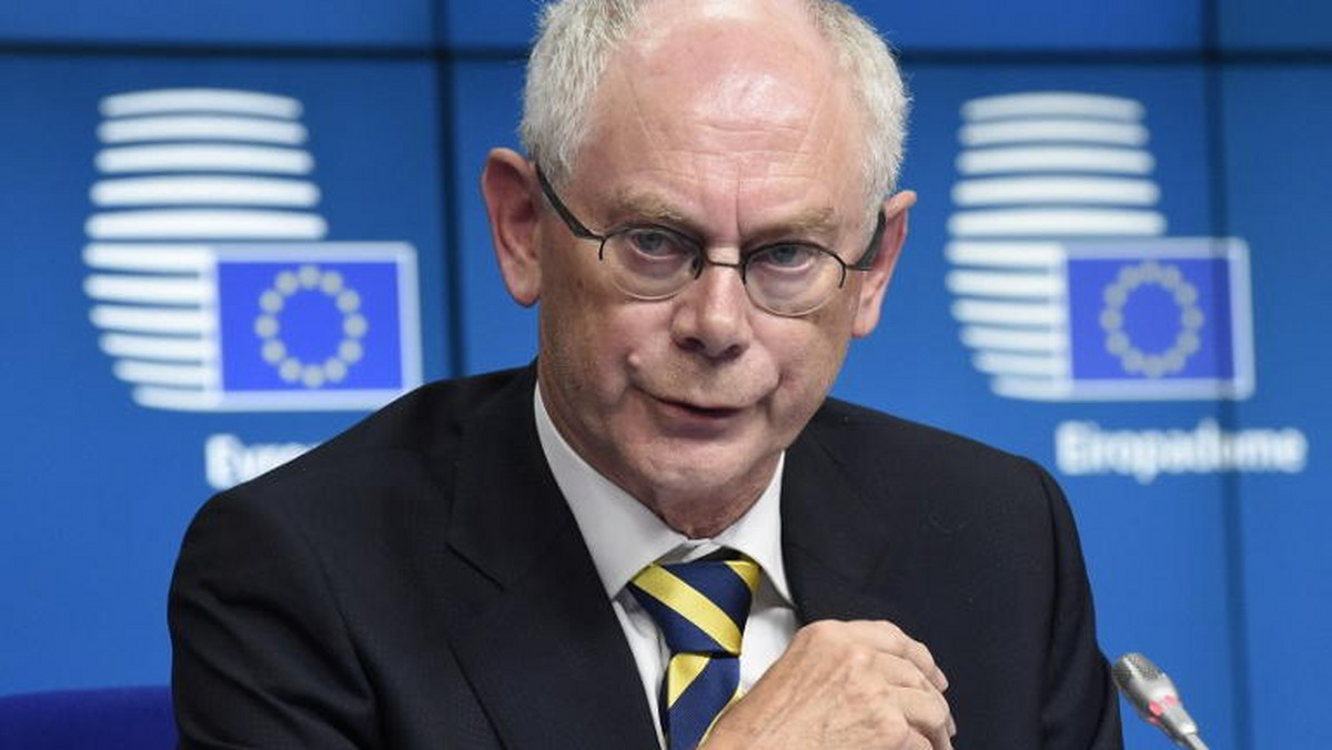 Kraje UE formalnie przyjęły w poniedziałek wieczorem nowe sankcje wobec Rosji - poinformował szef Rady Europejskiej Herman Van Rompuy. Z wdrożeniem sankcji Unia poczeka kilka dni, aby ocenić, czy przestrzegane jest zawieszenie broni na wschodzie Ukrainy.