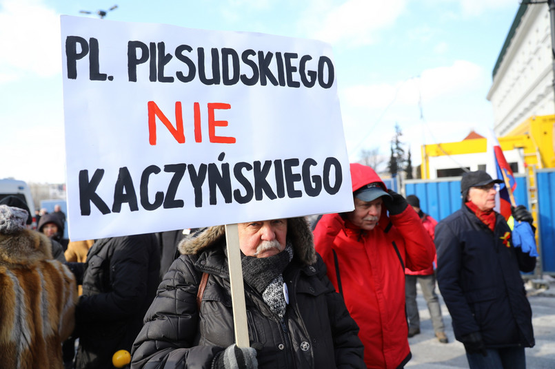 Protest w Warszawie przeciw budowie pomnika smoleńskiego