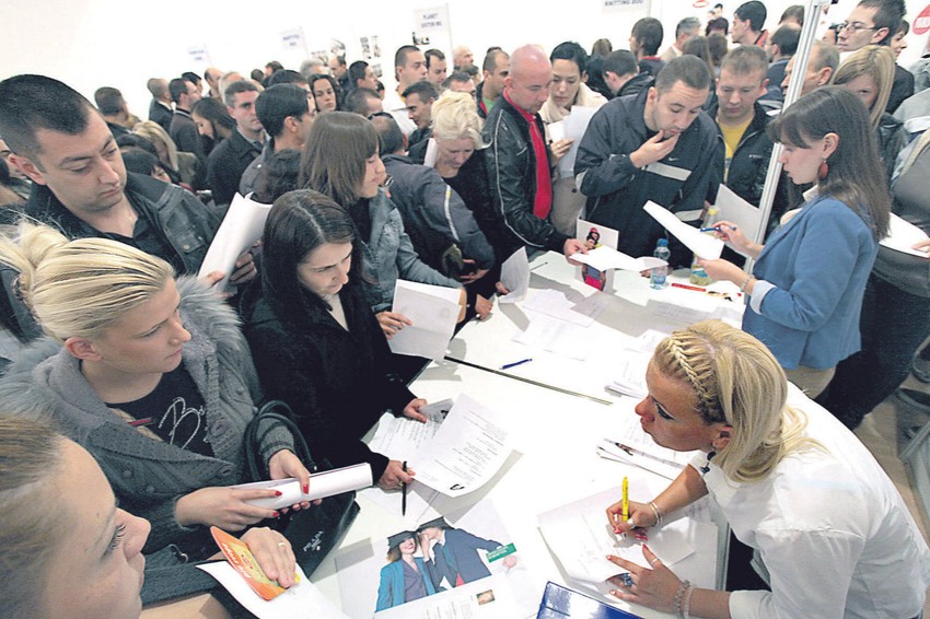 Svi oni koji žive u porodici čiji je mesečni prihod po članu domaćinstva manji od 19.000 dinara imaju pravo na osiguranje