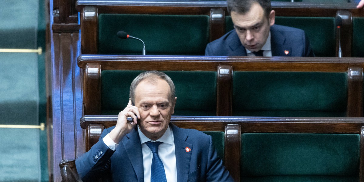 Premier Donald Tusk i minister finansów Andrzej Domański podczas posiedzenia Sejmu.