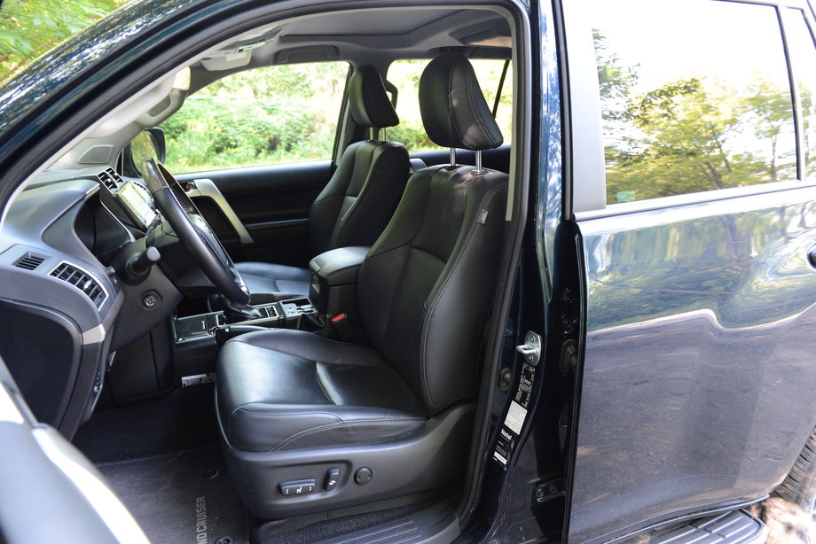 Toyota Land Cruiser ma duże i wygodne fotele, które mają elektryczne sterowanie, a także wentylację i podgrzewanie.