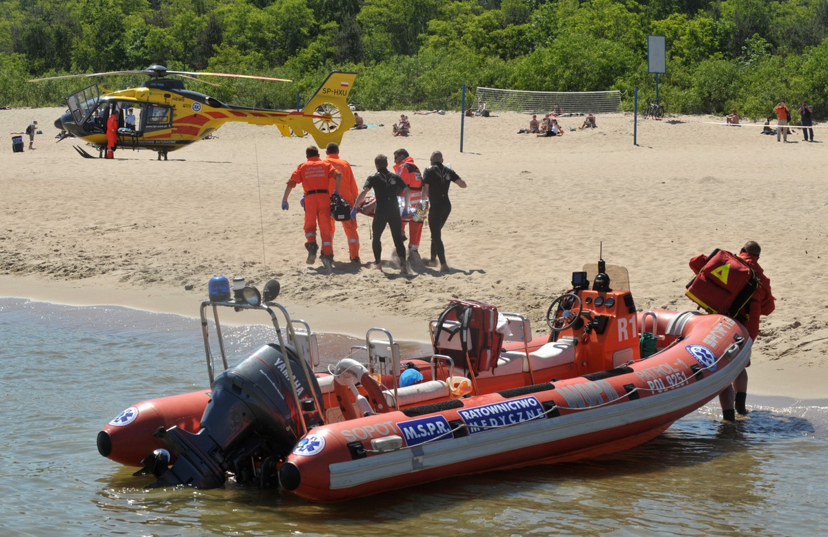 Kobieta straciła przytomność na plaży w Ustce. Na miejsce wezwano śmigłowiec LPR