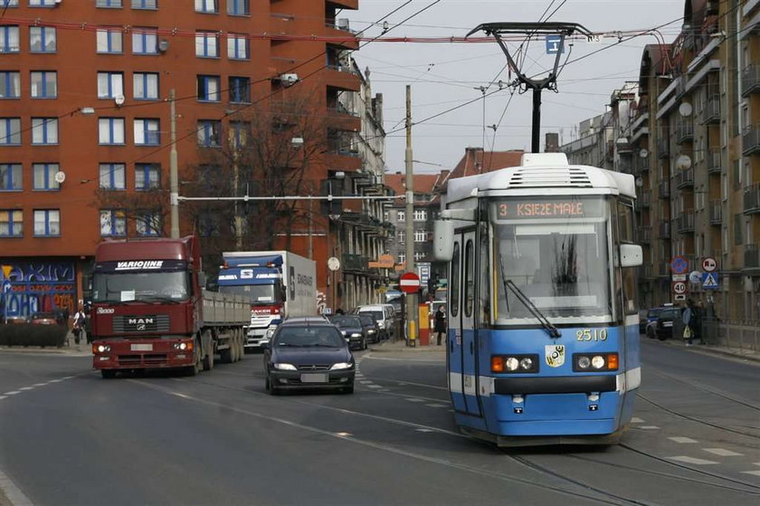 SWIATLA NA SKRZYZOWANIU ULICY KRAKOWSKIEJ SA NADAL ZLE USTAWIONE SAMOCHODY RUSZAJA RAZEM Z TRAMWAJEM