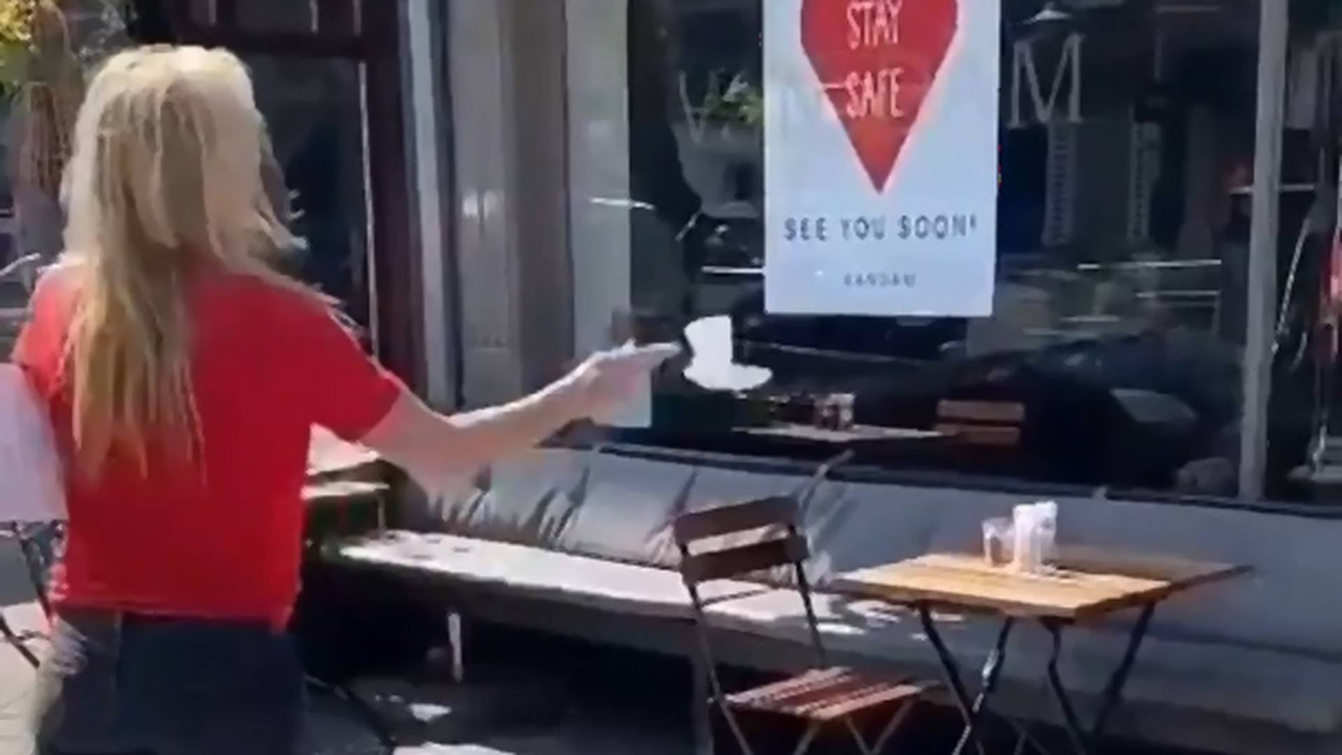 Hit video: Konobarica vežba otvaranje kafića - uz obavezno rastojanje