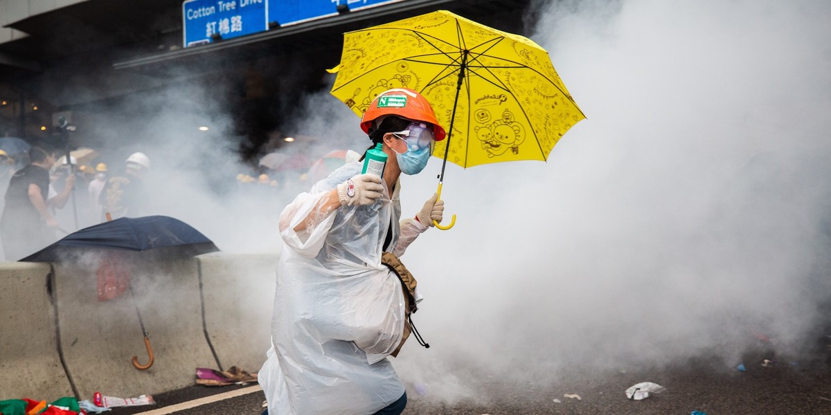 Policja w Hongkongu znów użyła gazu łzawiącego przeciwko demonstrantom. Protestują oni przeciwko regulacjom, które umożliwiłyby m.in. ekstradycję do Chin kontynentalnych.