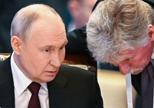 Vladimir Putin i Dmitrij Peskov