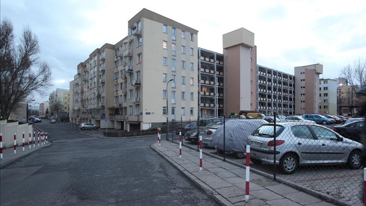 Do tego, że za windę w bloku płacą mieszkańcy parterów, zdążyliśmy się już przyzwyczaić. W niektórych spółdzielniach oplata za windę pobierana jest od wielkości mieszkania - to też znamy. Teraz jednak SM "Przyczółek Grochowski" wymyśliła coś, czego nie ma nawet w komediach Barei. Mieszkańcy bloku przy ul. Żymirskiego płacą za windę, której nie mają.