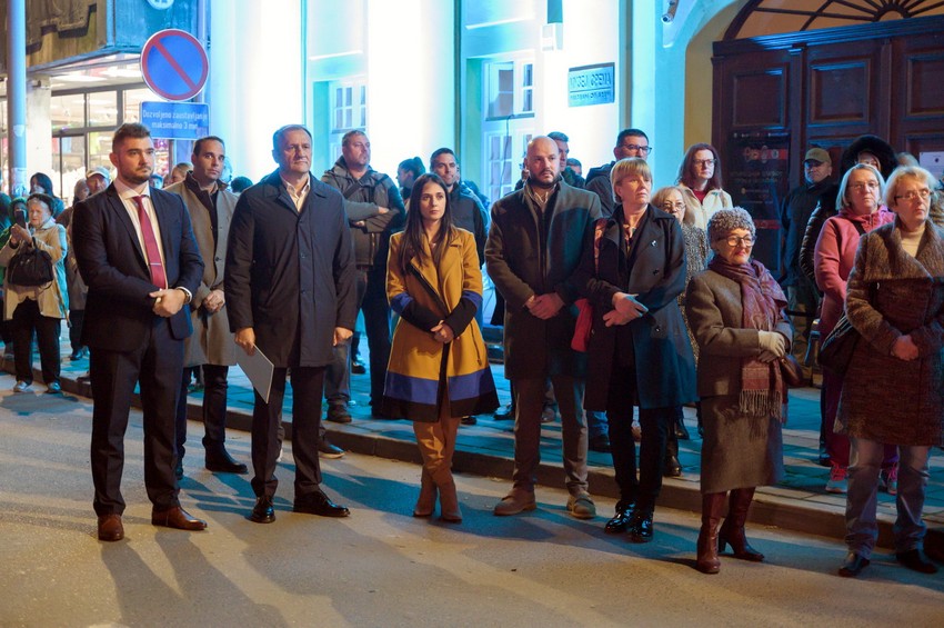 Red ispred muzeja u Sremskoj Mitrovici