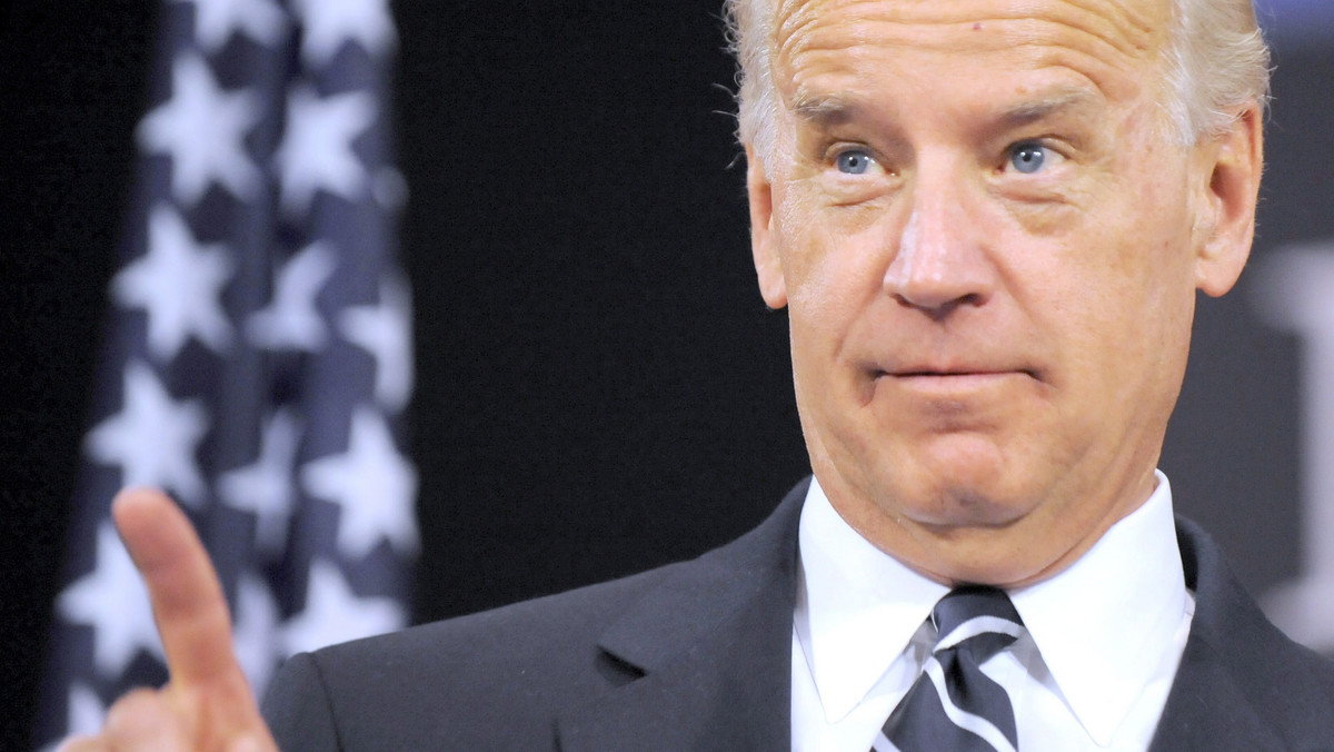 Wiceprezydent USA, Joe Biden, zaliczył sporą wpadkę. Nie zauważając, że koło niego jest włączony mikrofon rzucił do swojego kolegi: daj mi k... spokój - pisze ABC News.