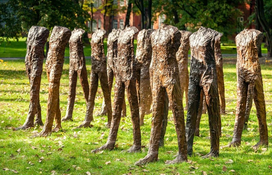 Zestaw dwudziestu figur z końca lat 90. zapewnił Magdalenie Abakanowicz historyczny rekord. Praca „Caminando” uzyskała na aukcji cenę 6,8 mln zł, co z aukcyjną opłatą daje wynik powyżej 8 mln zł