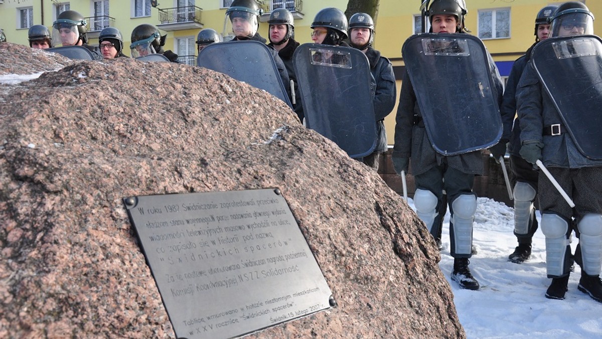 Świdnickie Spacery ponownie wróciły na ulice Świdnika. Tym razem miasto, razem z przedstawicielami NSZZ "Solidarność" oraz obecną władzą w uroczysty sposób uczciły 35.rocznicę słynnych na całą Polskę protestów. Nie zabrakło odniesień do niedawnej manifestacji, podczas której spacerowano przeciwko "Wiadomościom TVP".