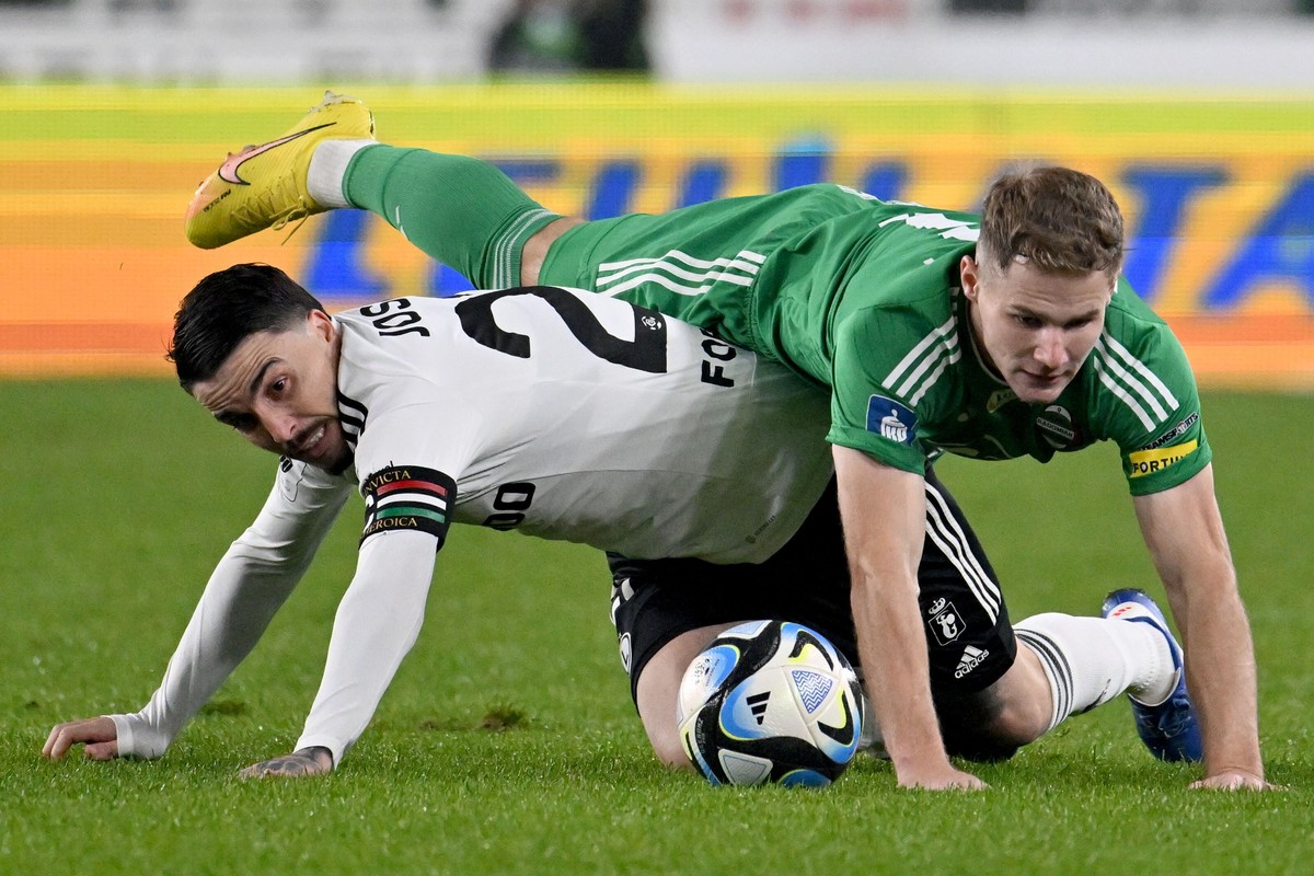 Zawodnik Radomiaka Radom Michał Kaput (P) i Josue (L) z Legii Warszawa podczas meczu 14. kolejki piłkarskiej Ekstraklasy