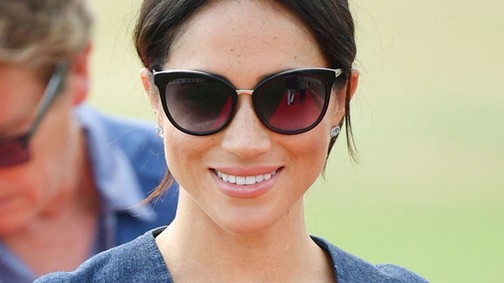 Most azonnal akarjuk Meghan Markle farmerruháját, annyira menő