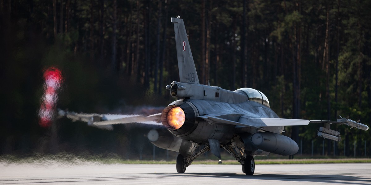 Ćwiczenie lotnicze ROUTE 604 na drogowym odcinku lotniskowym. Na zdjęciu start myśliwca F-16 na drodze publicznej.