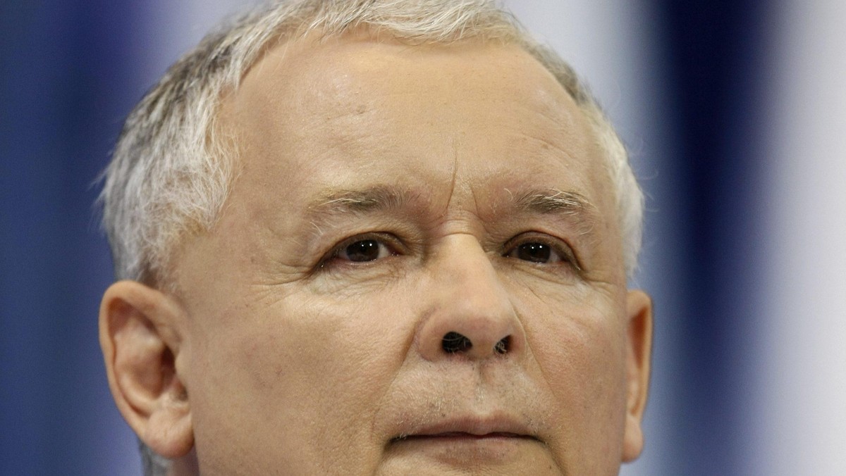 Jarosław Kaczyński powiedział dla "Rzeczpospolitej", że po wygranych wyborach parlamentarnych jest gotów współpracować z prezydentem Bronisławem Komorowskim. Premier Donald Tusk komentując tą informację powiedział, że "prezydent zawsze deklarował otwartość i gotowość do współpracy". - Ludzie, ktoś tu zwariował. Znaczy co? Łaskę robi? Polacy wybrali prezydenta i każdy polityk ma obowiązek z prezydentem współpracować - powiedział Tusk.