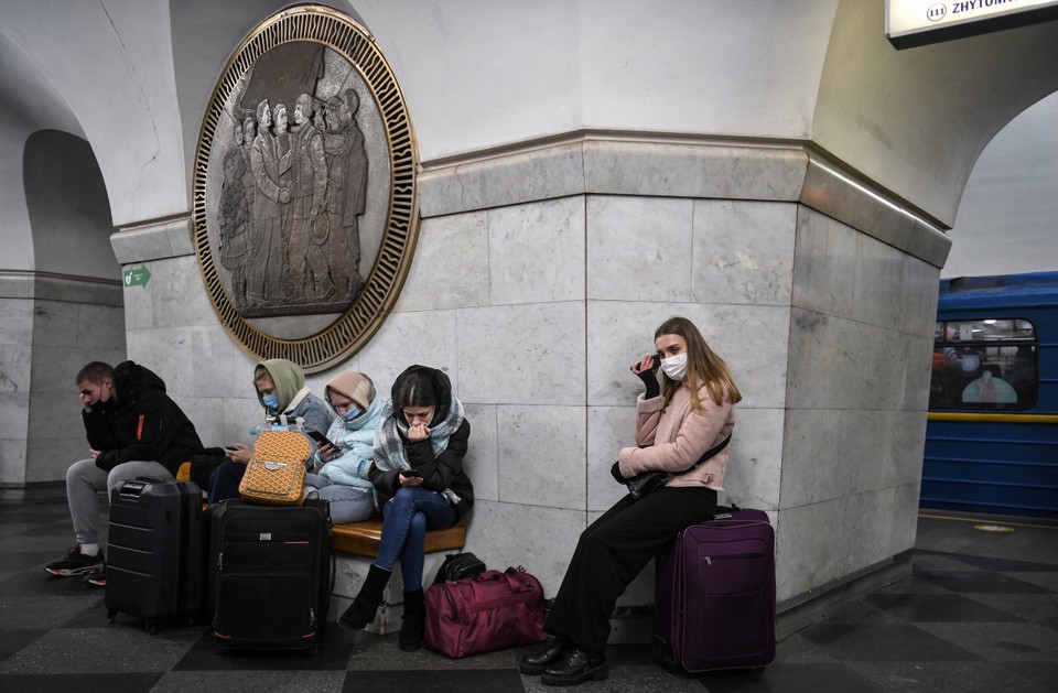 Ludzie z bagażami w kijowskim metrze. Z doniesień mediów wynika, że część osób zdecydowała się opuścić miasto po informacji o ataku Rosji na Ukrainę