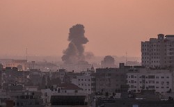 Izrael wznowił ataki w Strefie Gazy. "Skrzywdzimy każdego, kto spróbuje nas skrzywdzić"