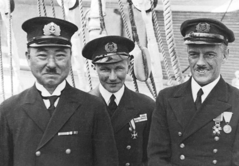 Kapitan "Nippon Maru" O. Sada i komendant "Daru Pomorza" Konstanty Maciejewicz. W głębi I oficer Tadeusz Meissner