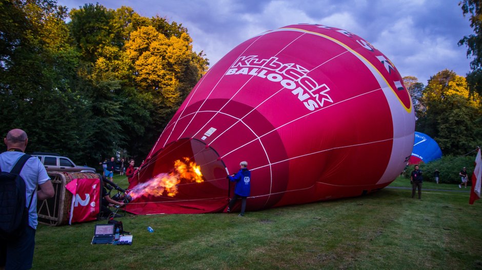 II Zawody Balonowe "In The Silesian Sky" - start balonów świtem z pszczyńskiego parku zamkowego - 25.06.2022 r. - autor: Andrzej Grynpeter