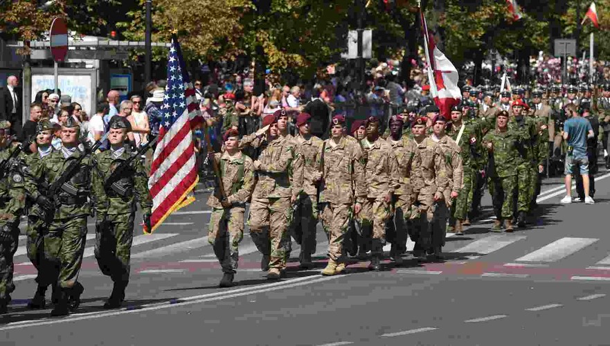 Pododdziały reprezentujące USA i Kanadę podczas defilady wojskowej na ulicach stolicy, 15 bm.  (cat) PAP/Radek Pietruszka