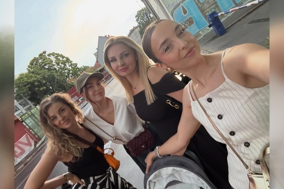 (FOTO) MAJKA DŽEJLE RAMOVIĆ IZGLEDA KAO DEVOJČICA Pozira sa ćerkama i ne zna se koja je lepša: Evo gde su otputovale