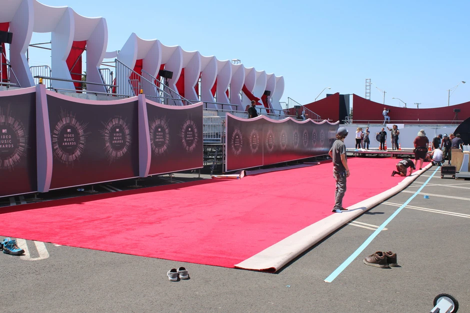Crveni tepih se polako priprema za večerašnji spektakl