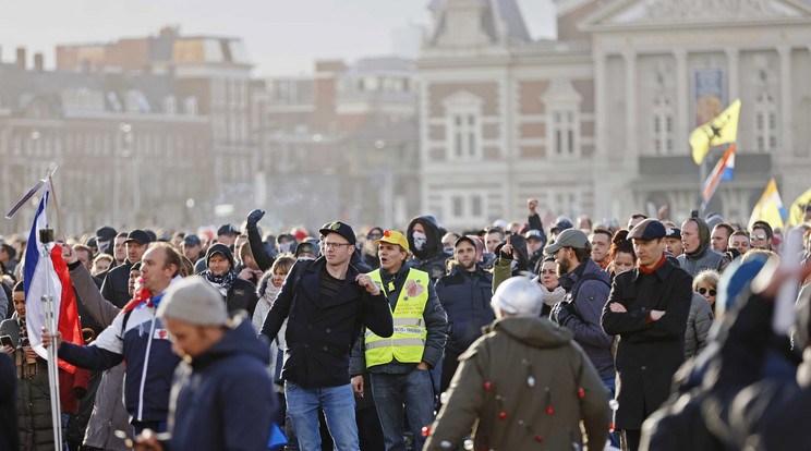 Hollandiában tüntettek is a korlátozások ellen / Fotó: MTI/EPA