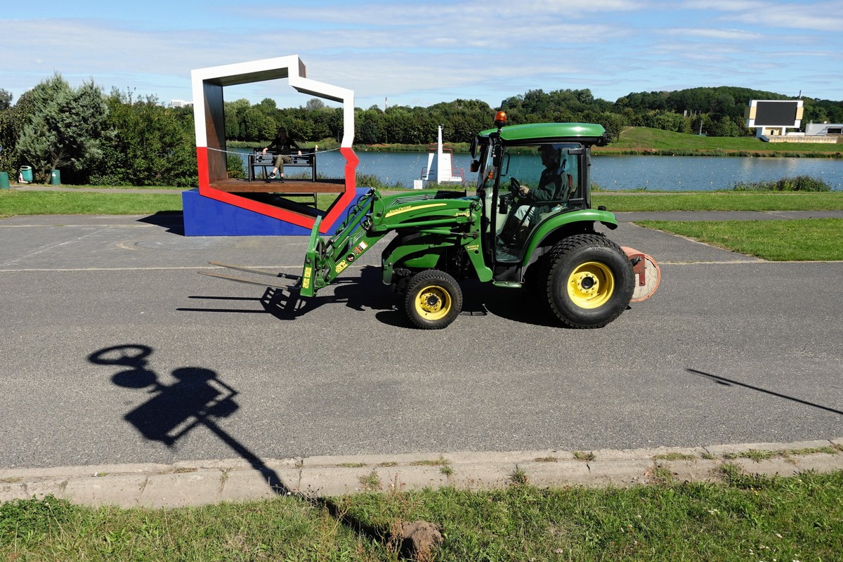 Patriotyczna ławeczka w kształcie Polski przy Torze Regatowym Malta w Poznaniu