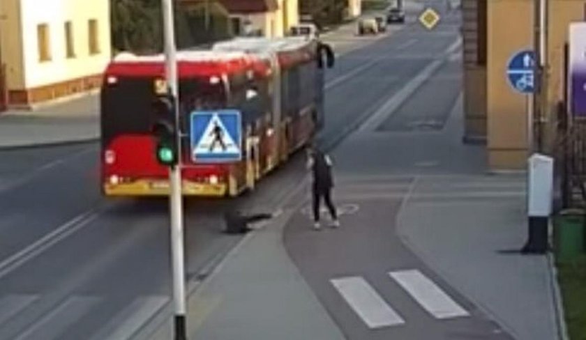 Bezmyślny żart. Wepchnęła koleżankę pod koła autobusu