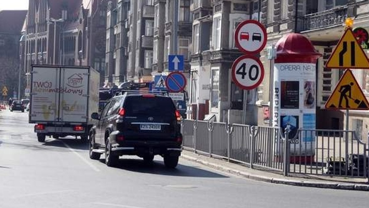 Wprowadzono nowe zmiany w centrum Szczecina. Zamknięty jest m.in. wjazd z pl. Szarych Szeregów w al. Piastów. Mimo że podczas weekendu ruch jest mniejszy, tworzą się korki. Kierowcy są zaskoczeni zmianami.