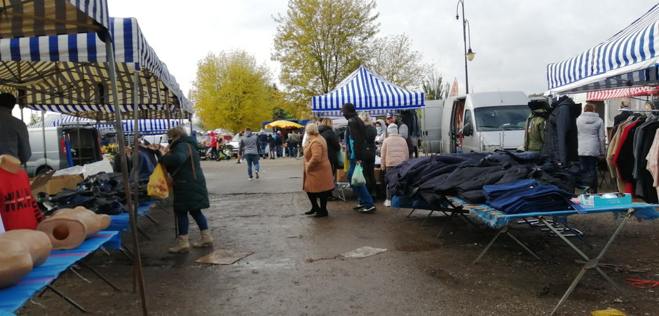 Tłumy na piotrkowskich targowiskach w pandemii. Brak maseczek i trudno o dystans społeczny