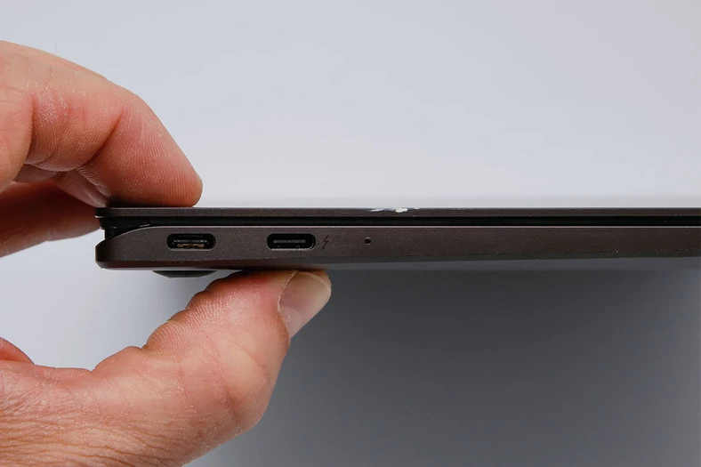 Większy model 15-calowy stawia wyłącznie na gniazda USB-C, w mniejszym notebooku 13-calowym jest jeszcze łącze USB typu A i jedno HDMI