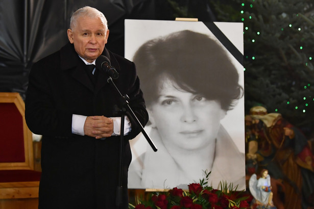 Jarosław Kaczyński podczas mszy świętej w kościele w Starachowicach, w przeddzień 8. rocznicy śmierci jego matki Jadwigi Kaczyńskiej