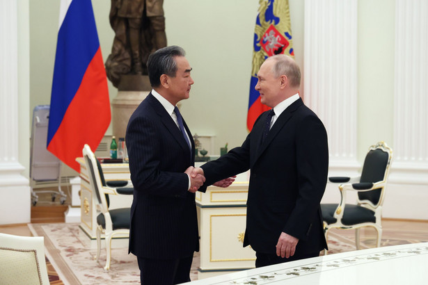 Szef MSZ Chin Wang Yi i Władimir Putin
