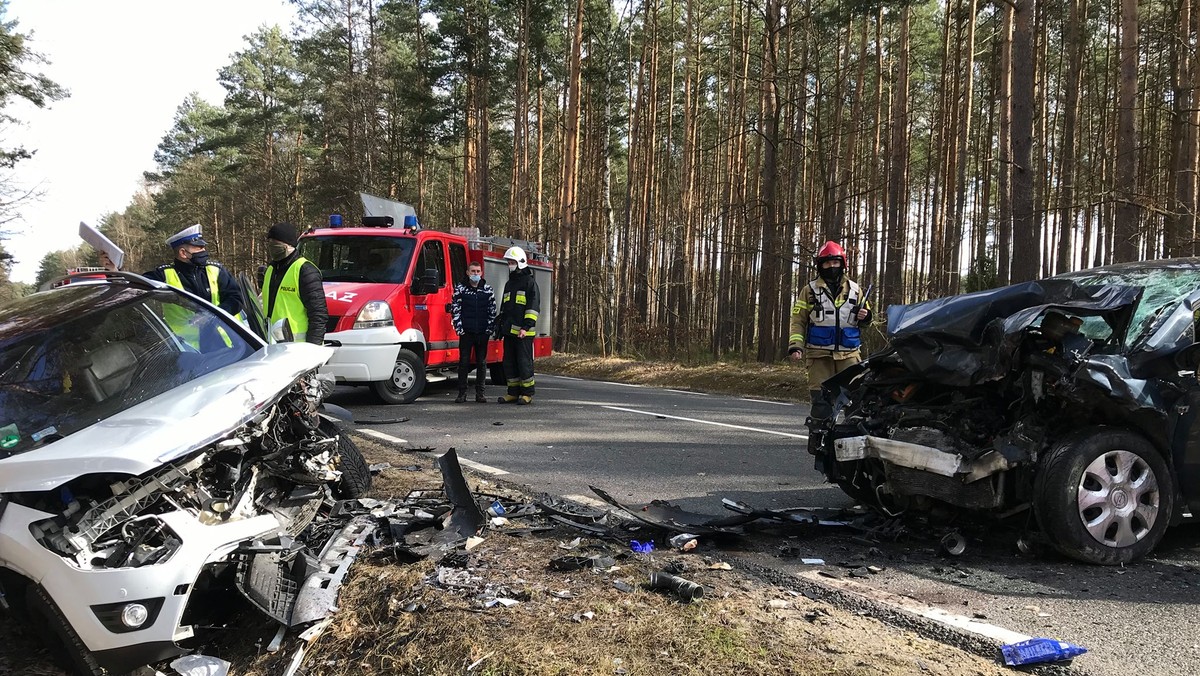 Na drodze krajowej nr 42 między Rudą Maleniecką a Końskimi w miejscowości Przybyszowy (woj. świętokrzyskie) doszło w niedzielę do śmiertelnego wypadku. Siła zderzenia była tak duża, że - jak widać na zdjęciach z miejsca zdarzenia - przód samochodu został całkowicie zmiażdżony.