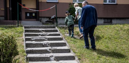 Po tym nie da się chodzić i tak przez kilkanaście lat. Co mają zrobić ci ludzie?!