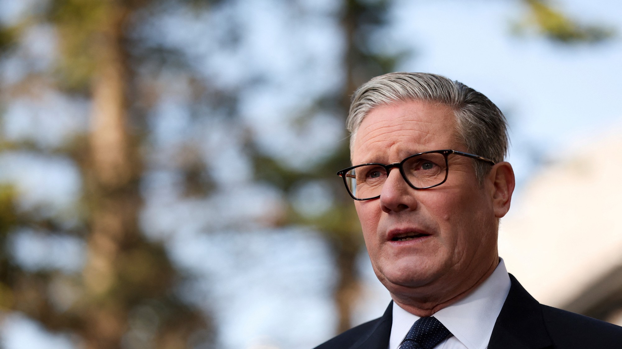 Britský premiér Keir Starmer vyzval Irán na návrat k rokovaniam.
