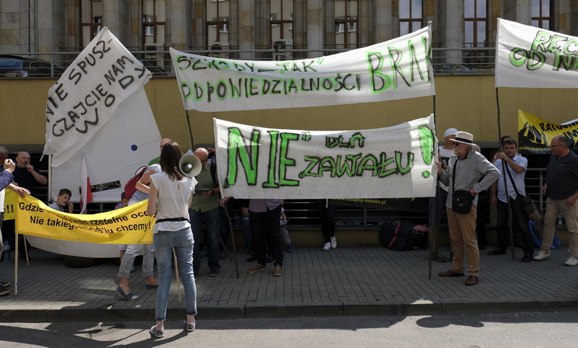 Mieszkańcy protestowali pod RDOŚ w Katowicach przeciwko fedrowaniu k KWK Piast-Ziemowit pod ich domami