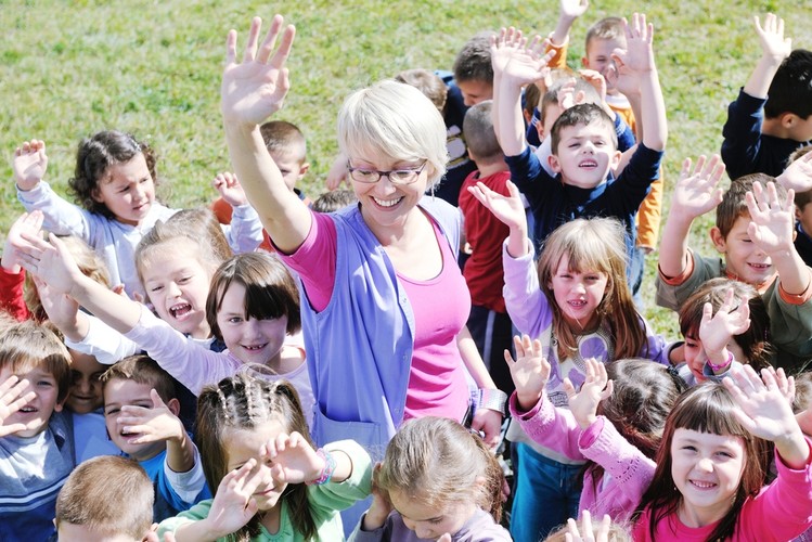 Fiński nauczyciel spędza w klasie średnio 4 godziny dziennie. Dodatkowo jest zobowiązany przeznaczyć 2 godziny tygodniowo na doskonalenie swoich umiejętności i kompetencji zawodowych - wszystkie kursy są finansowane przez państwo. Rok szkolny w Finlandii rozpoczyna się w połowie sierpnia i trwa do końca maja. Integralną częścią nauki jest zabawa, na pierwszym miejscu stawiana jest współpraca nauczyciela z uczniem na zasadzie partnerstwa.