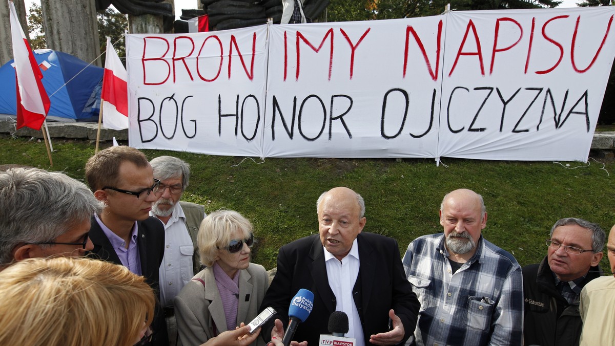 Prezydent Białegostoku Tadeusz Truskolaski powołał dwuosobowy zespół, który ma mediować w sprawie zmian na Pomniku Bohaterów Ziemi Białostockiej w Białymstoku, których w ramach akcji jego "odkomunizowania" dokonał samowolnie społeczny komitet.