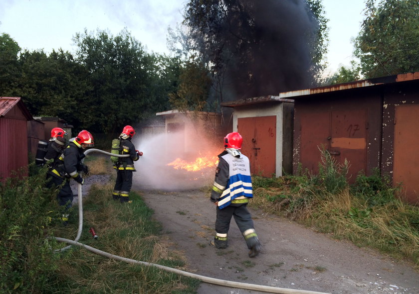 Katowice. Pożar śmierci i garaży na osiedlu Tysiąclecia 