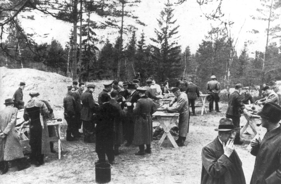 Katyń, 1943 r. Obdukcja zwłok polskich oficerów zamordowanych przez NKWD w 1940.